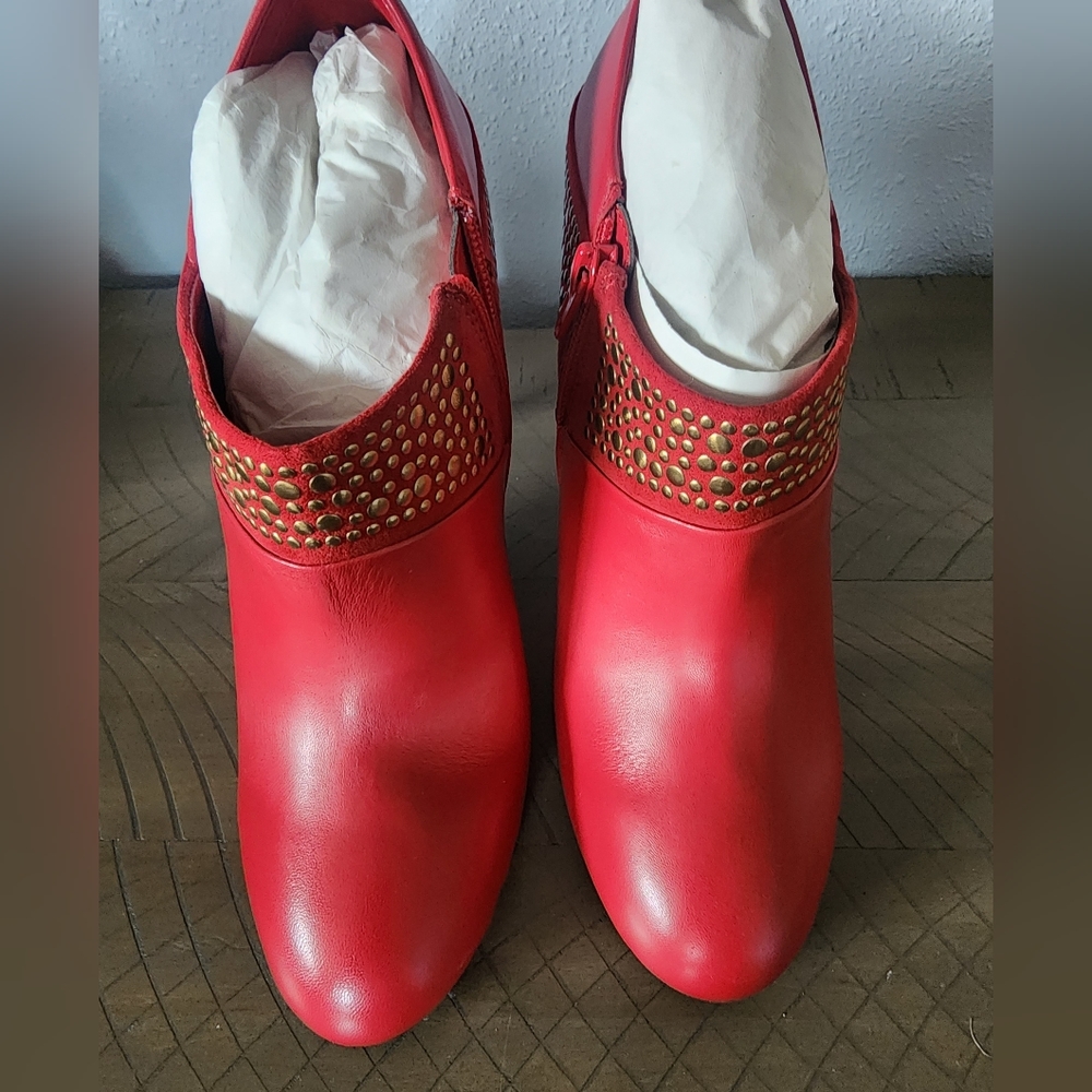 NWOT ABS Allen Schwartz Red with gold metal detail bootie. Size 9
